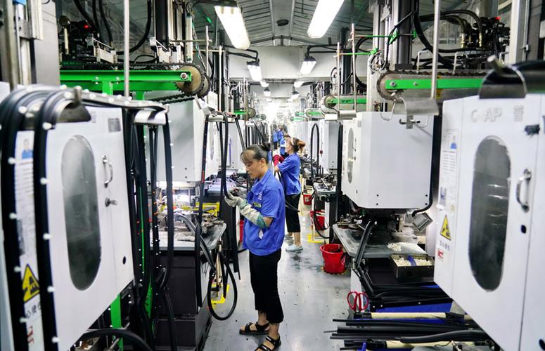 8月8日,河北省清河县一家汽车零部件生产企业员工在车间内工作.