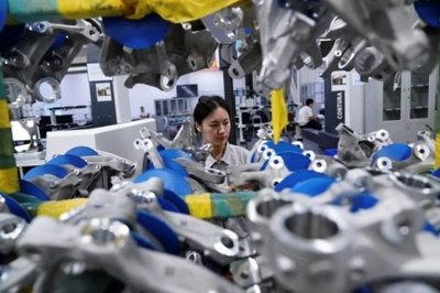 ↑7月13日,秦皇岛开发区一家汽车零部件企业的工人在生产线上工作。(王继军 摄)